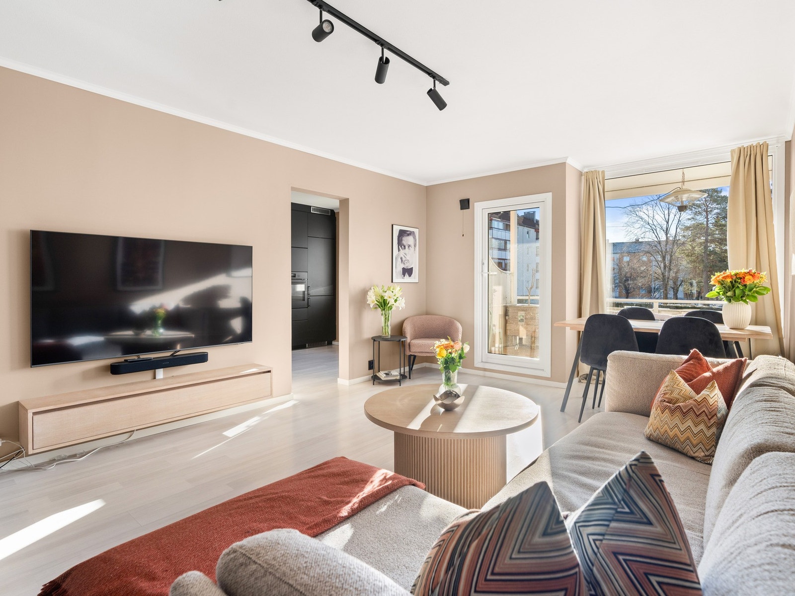 De store vindusflatene slipper inn rikelig med lys og skaper en herlig atmosfære i stuen. Galleribilde