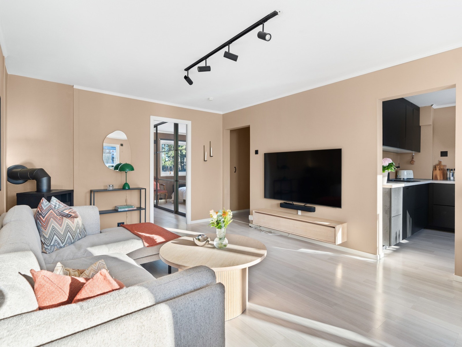 God plass til sofagruppe og medievegg Galleribilde