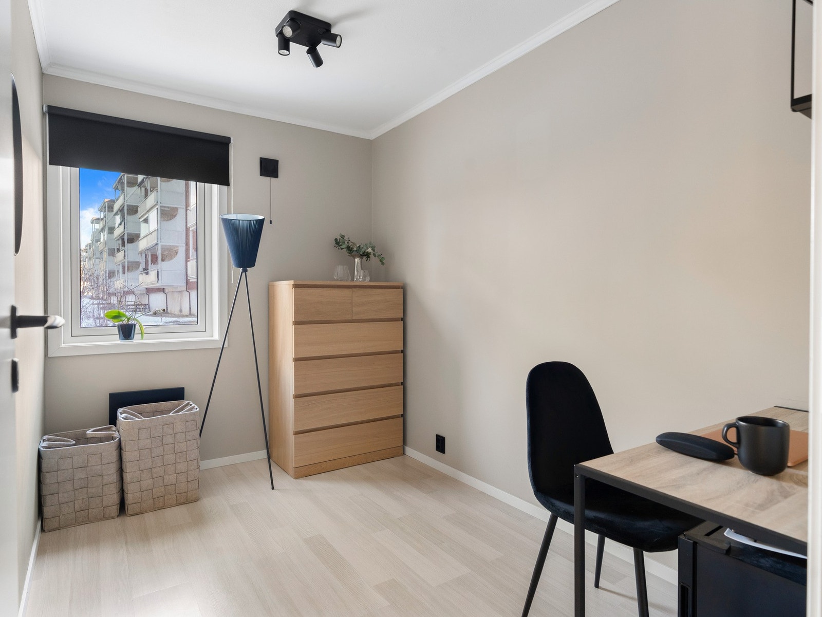 Rommet har god plass til en dobbeltseng med tilhørende nattbord Galleribilde