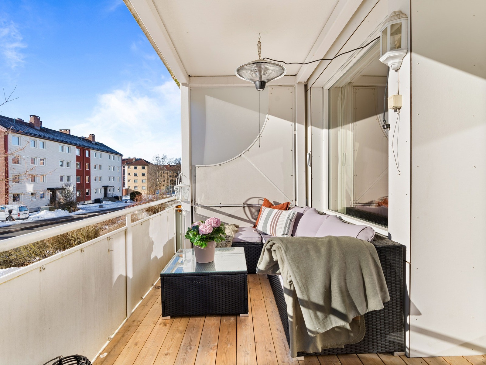 Balkongens store størrelse gir god plass til utemøbler og grill Galleribilde