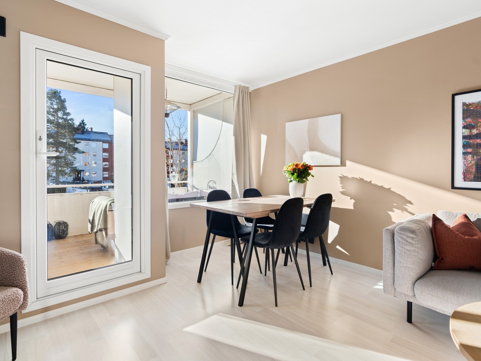 Stuens romslige størrelse gir god plass til et romslig spisebord. Her kan venner og familie samles til alle døgnets måltider Galleribilde