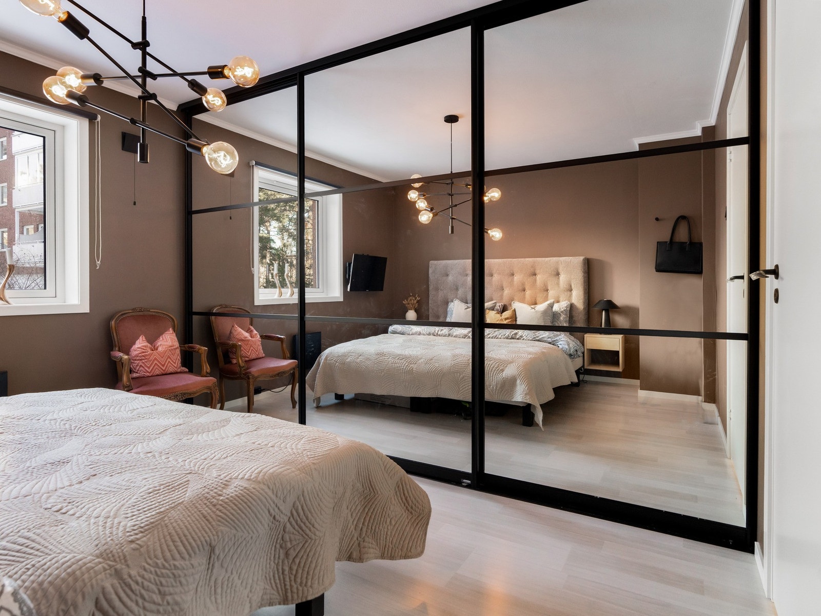 Videre har du god plass for oppbevaring i skyvedørsgarderobe Galleribilde