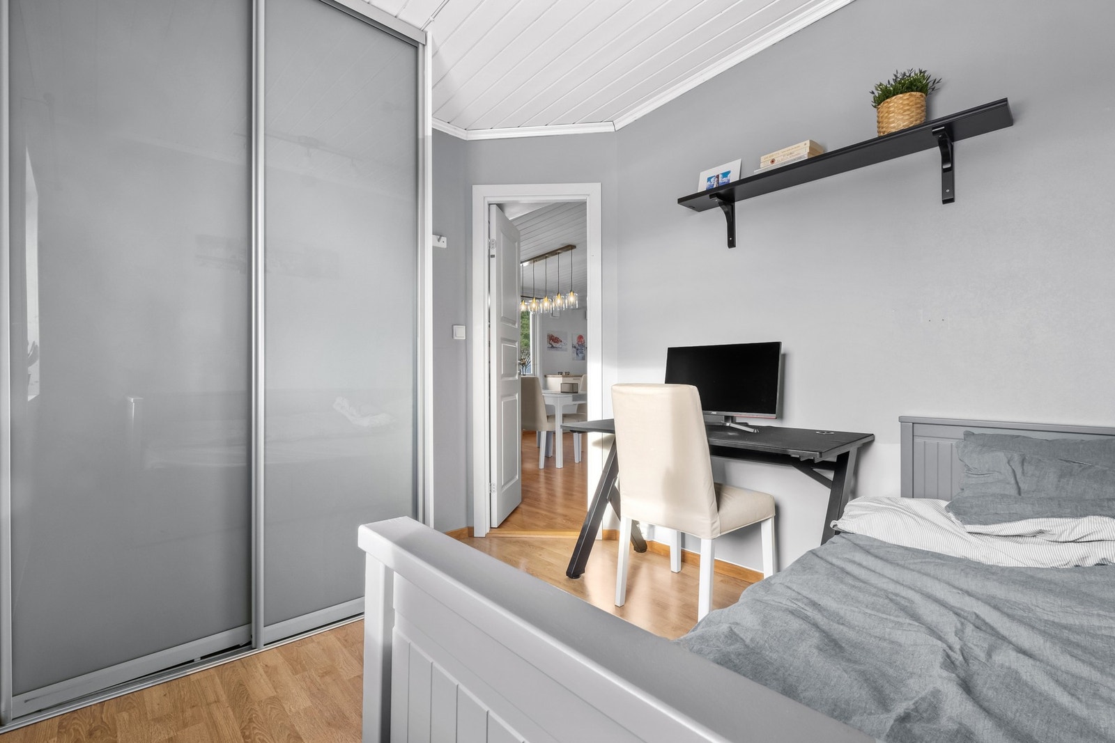 Her inne er det garderobe, plass til kontorpult med mer Galleribilde