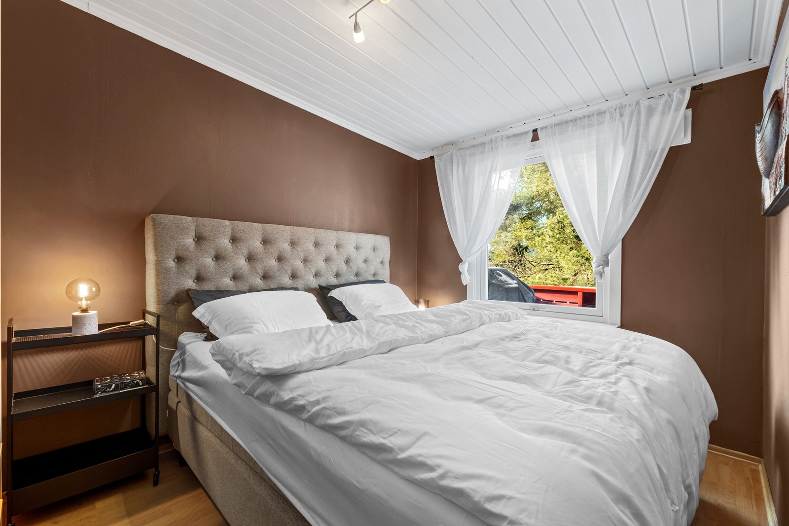 Soverom med plass til stor seng og garderobe Galleribilde