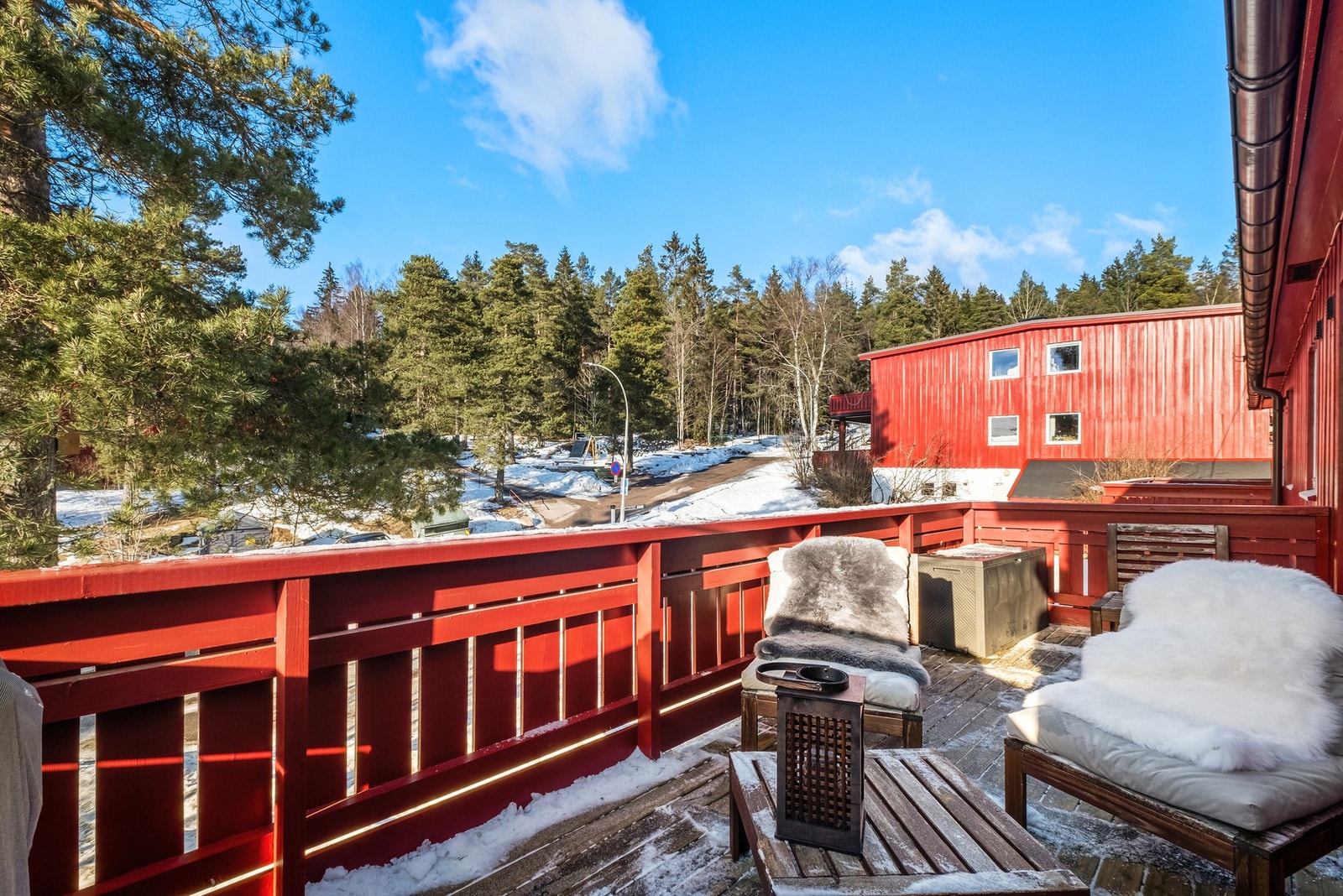 Man ser inngangstien til marka fra balkongen Galleribilde