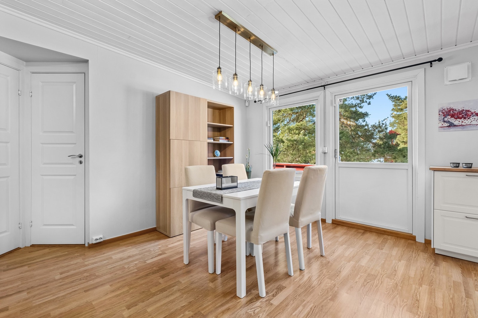 Inviter gjerne gjester på et bedre måltid etter en dag i marka - Nærmeste butikk er Kiwi like ved leiligheten Galleribilde