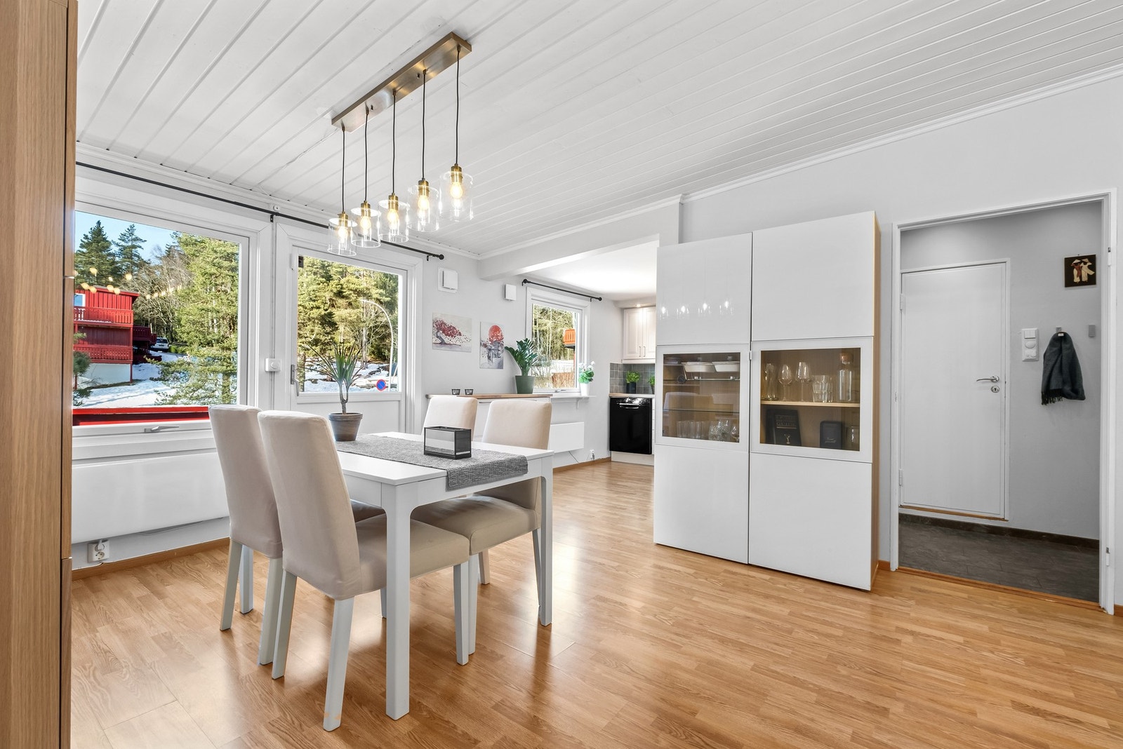 Stuen er stor og luftig - den bader i dagslys fra flere store vinduer Galleribilde