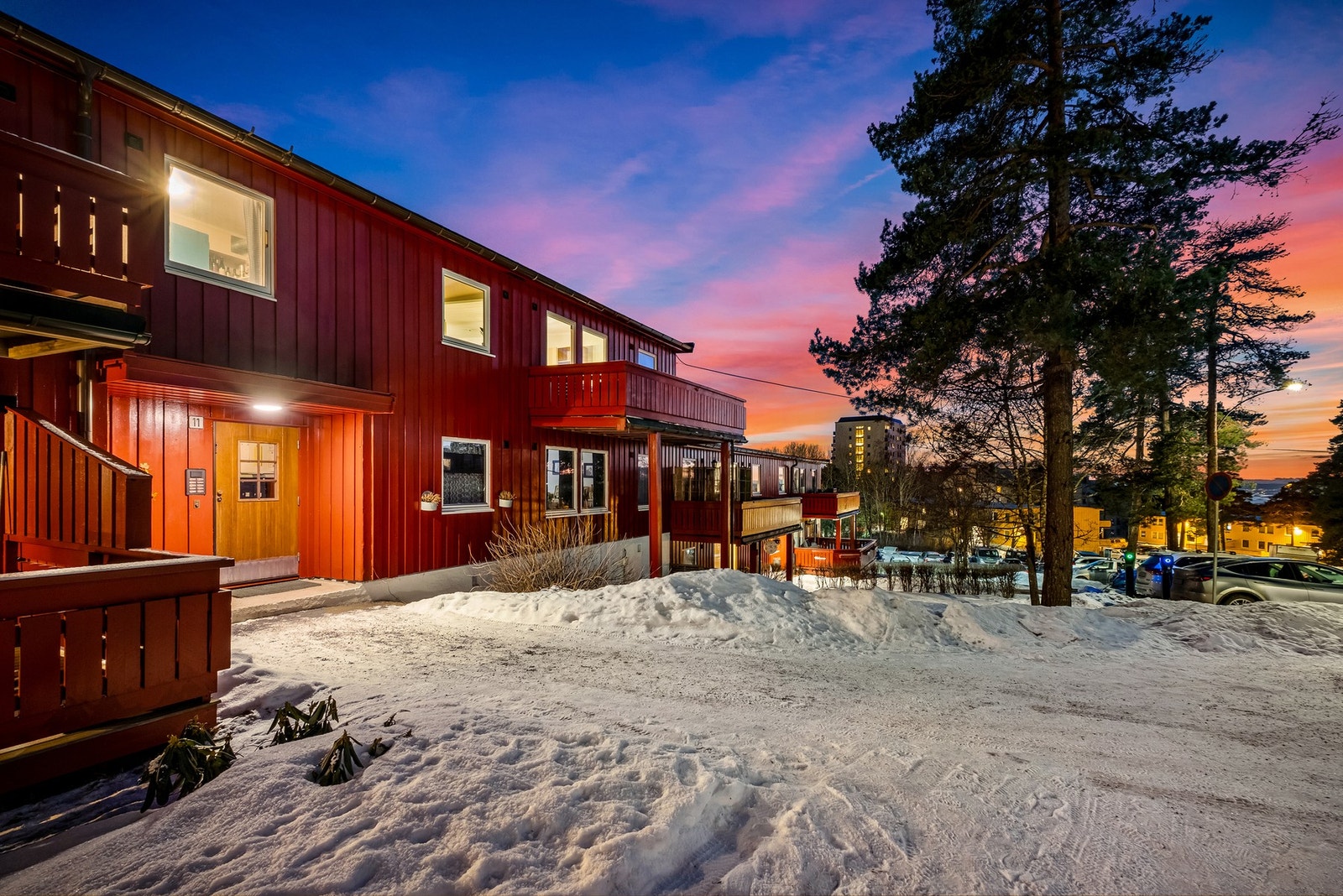Leiligheten ligger 7 minutters gange fra Tonsenhagen busstopp, og fra inngangspartiet er det under 1 min til turstien starter. Galleribilde