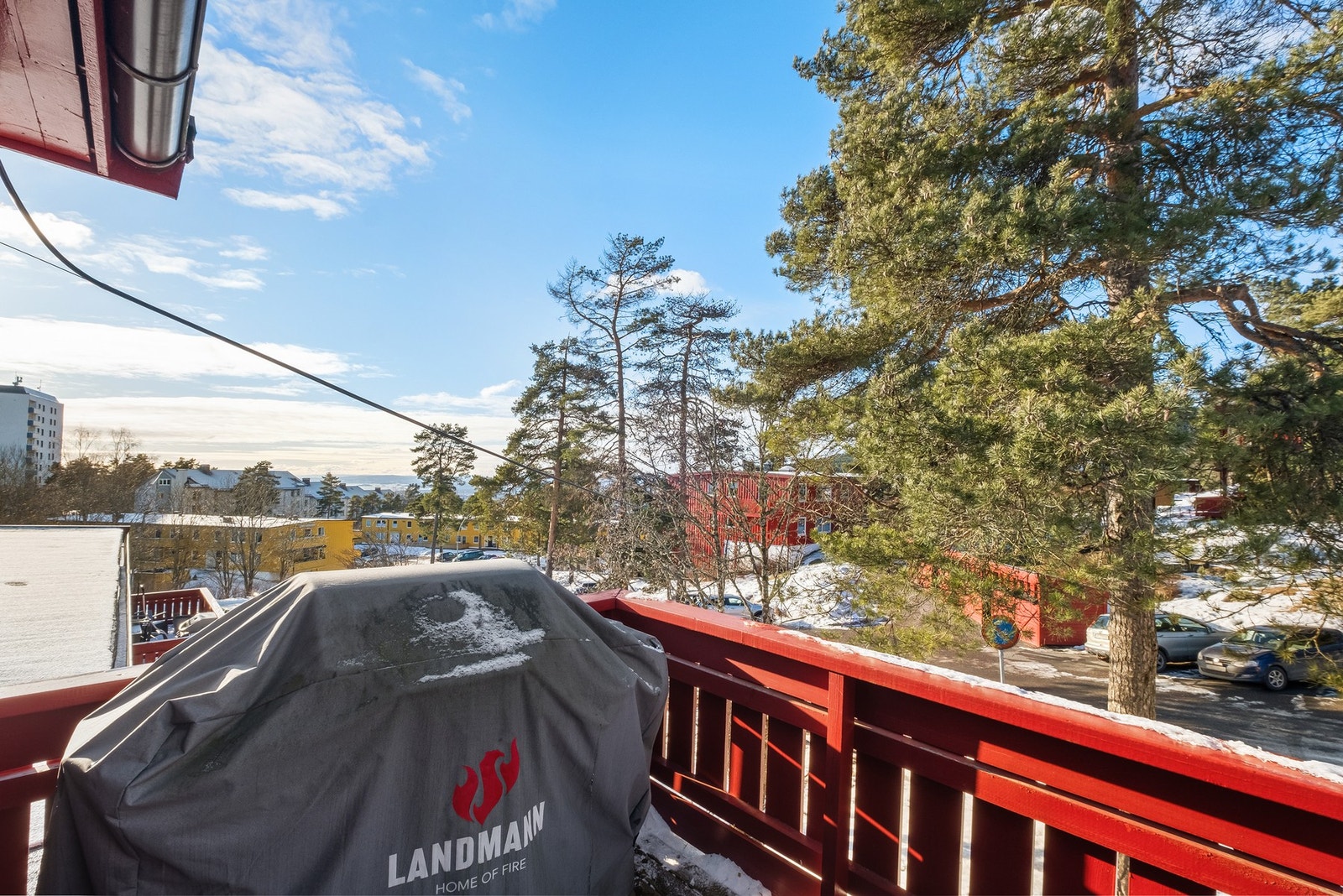 Leiligheten ligger i en blindvei, det er stille og rolig - men flott utsikt mot Oslofjorden Galleribilde