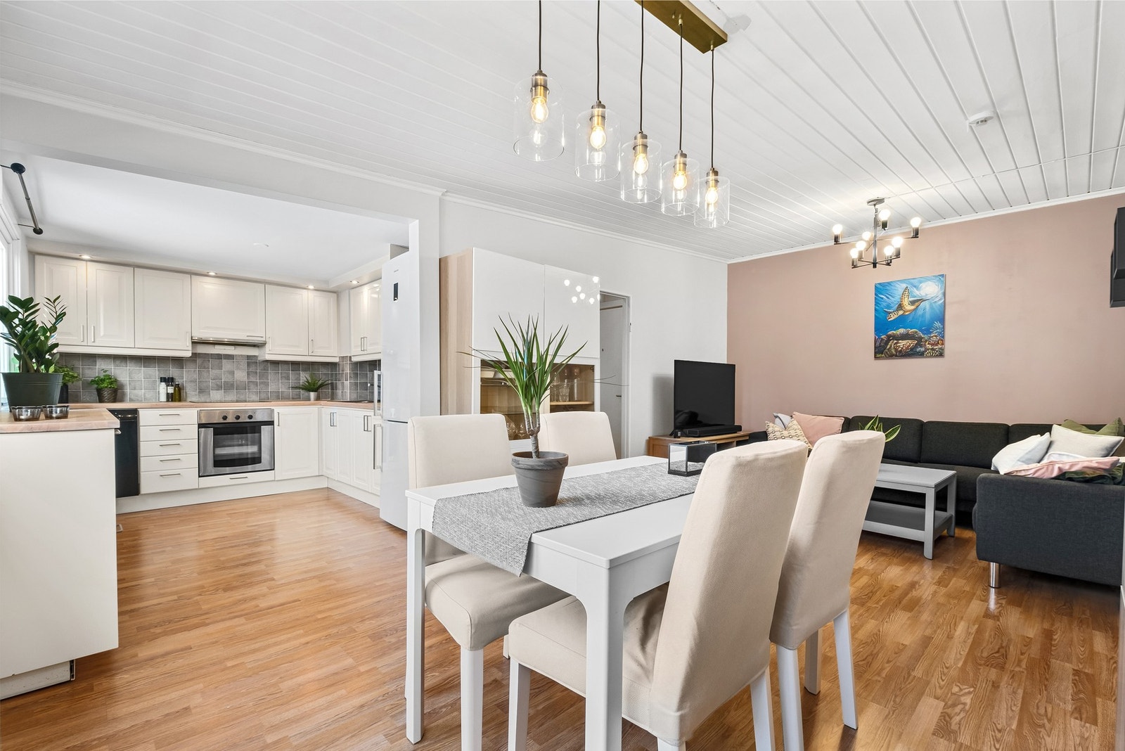 God plass til spisedel, sofa og tv-del Galleribilde