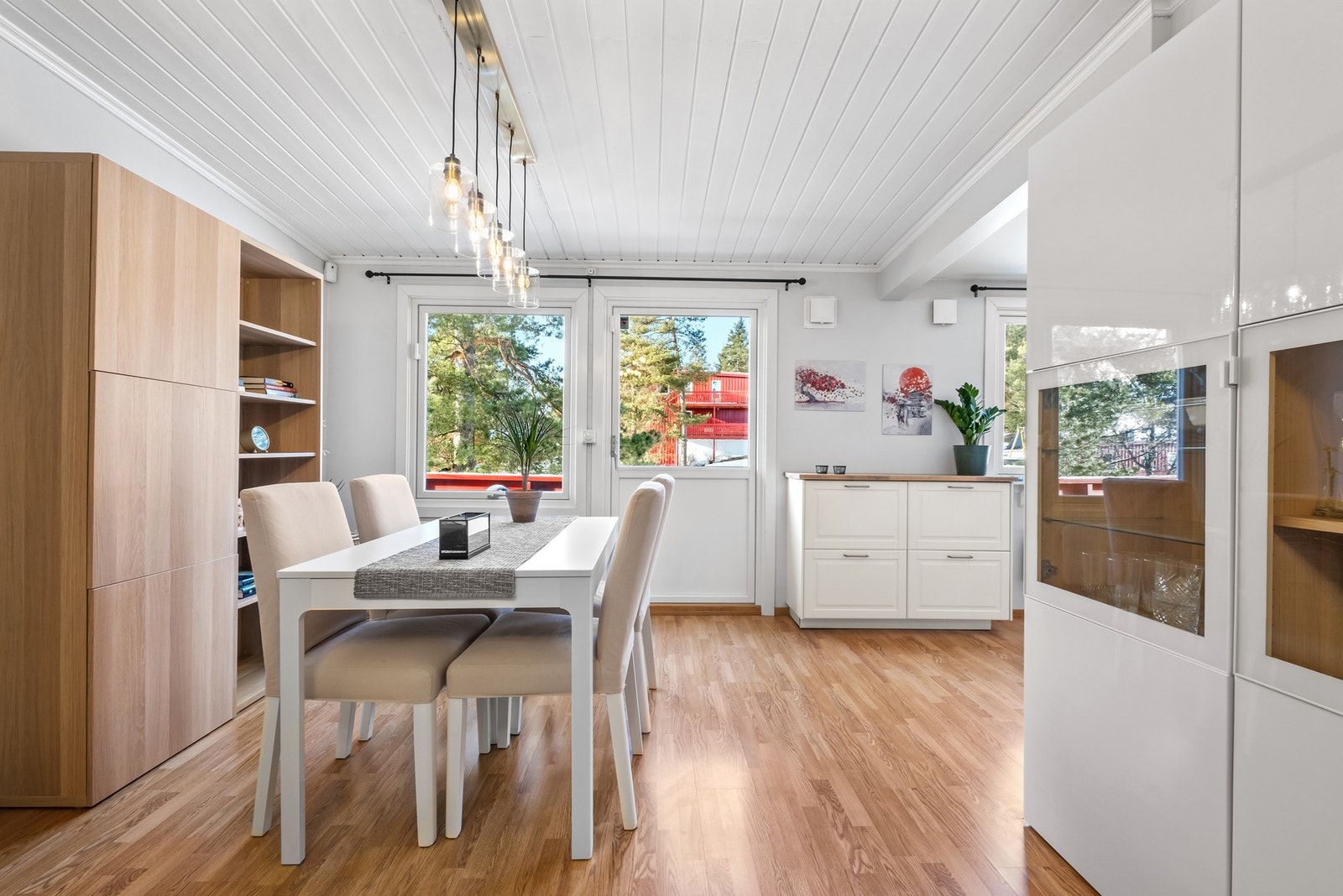 Fra stuen er det utgang til leilighetens terrasse Galleribilde