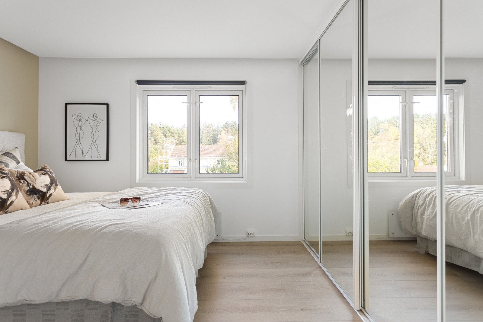 Soverom 1 med mye garderobeplass Galleribilde