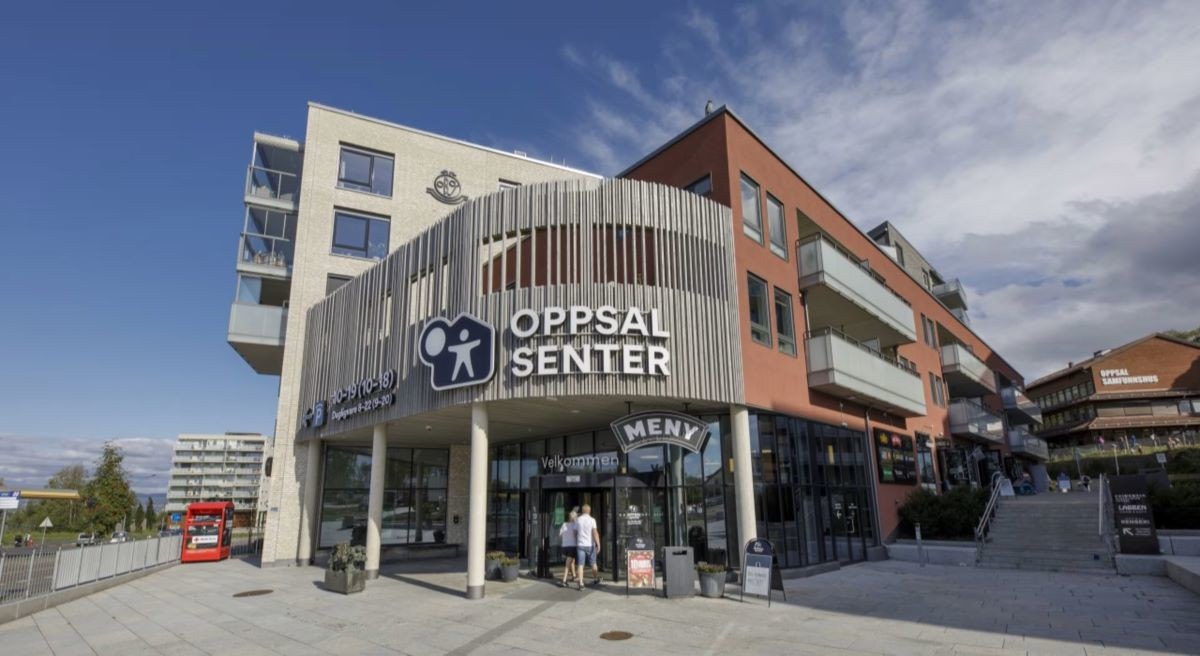 Ca. 1,4 km unna ligger Oppsal senter som ble gjenåpnet i 2018, hvor man finner butikker og spisesteder Galleribilde