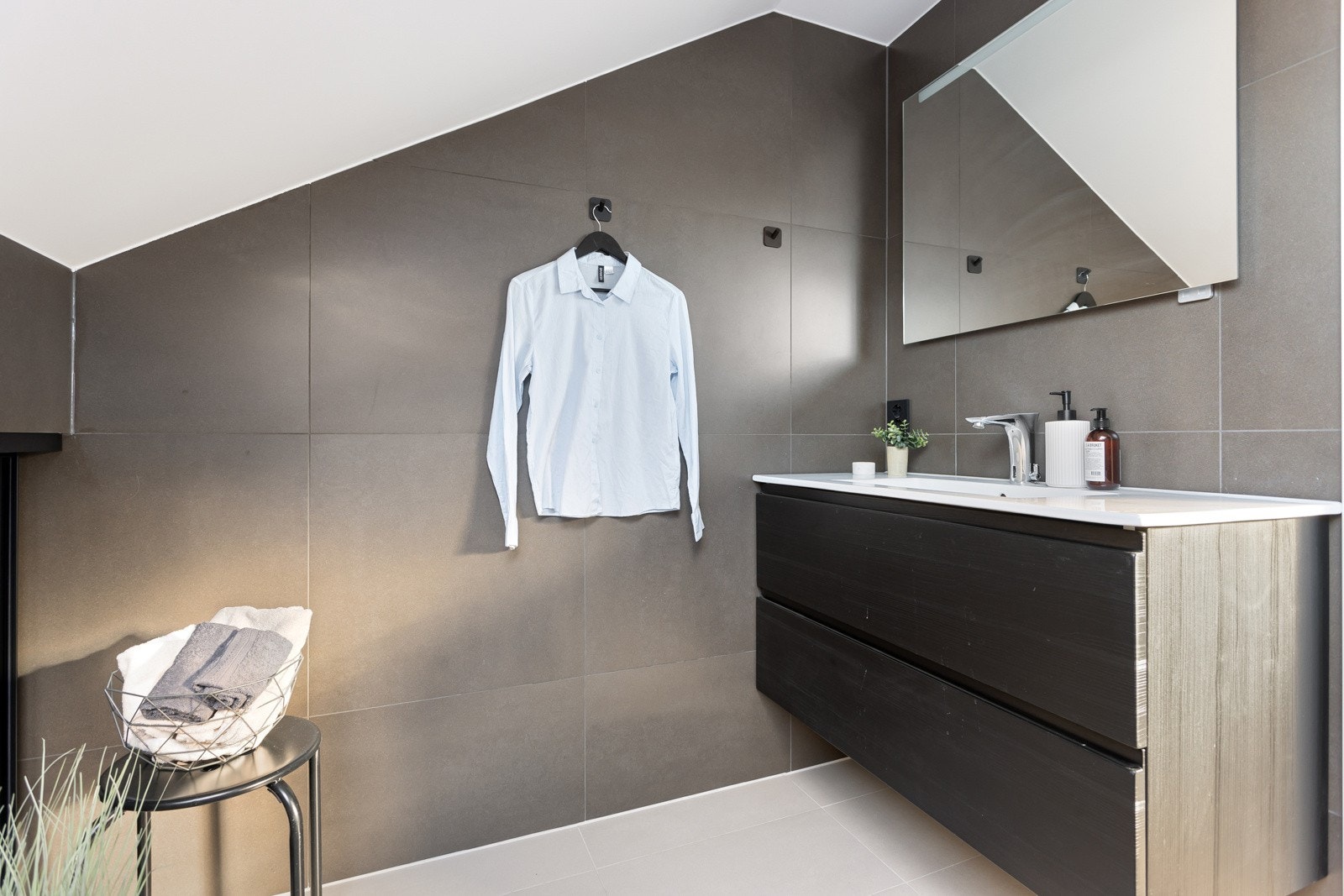 Badet i loftsetasjen er fra 2019/20 og ligger i tilknytning til det minste soverommet - en behagelig hverdagsluksus Galleribilde