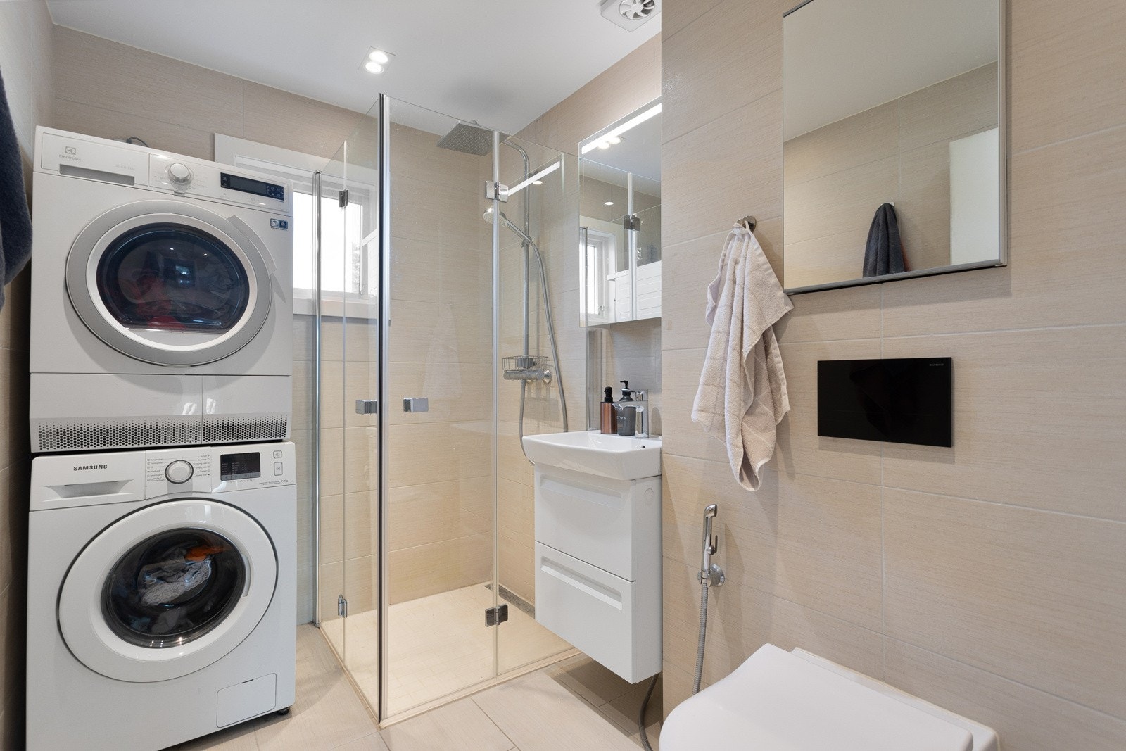 Badet ble pusset opp i 2018 og har opplegg for vaskemaskin, downlights, gulvvarme og vegghengt toalett Galleribilde