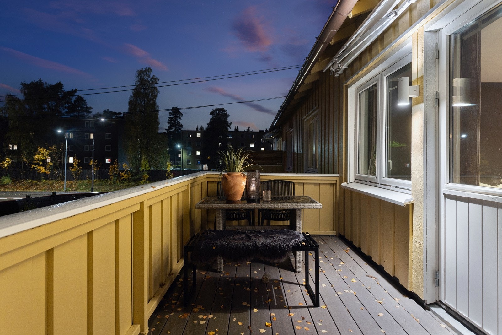 Belysning og markise er montert, og balkongen har terrassebord fra 2021 Galleribilde