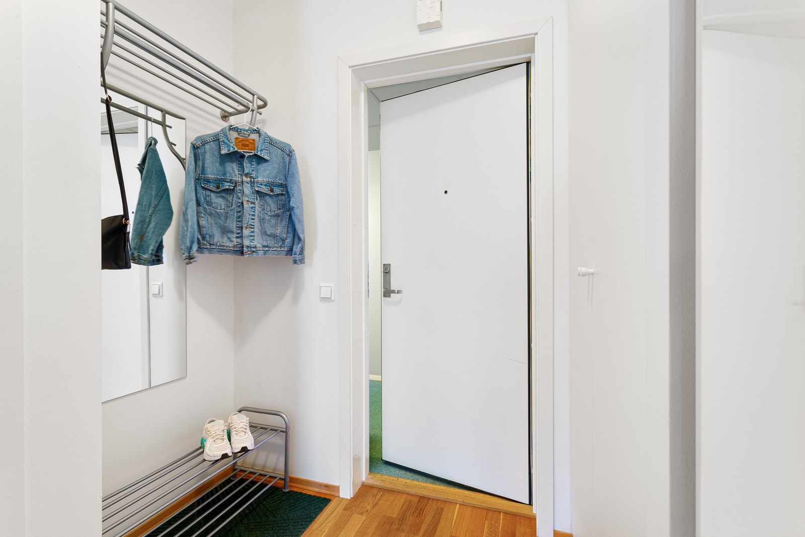 Meget romslig entré med gode oppbevarings- og garderobeløsninger. Den store entréen gir deg rikelig med plass til å organisere yttertøy, sko og andre eiendeler på en praktisk og ryddig måte. Galleribilde