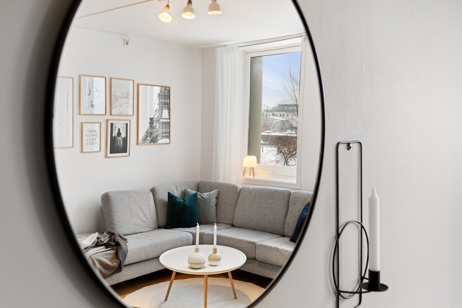 Det store vinduene slipper inn rikelig med naturlig lys, som bidrar til en lys og hyggelig atmosfære. Galleribilde