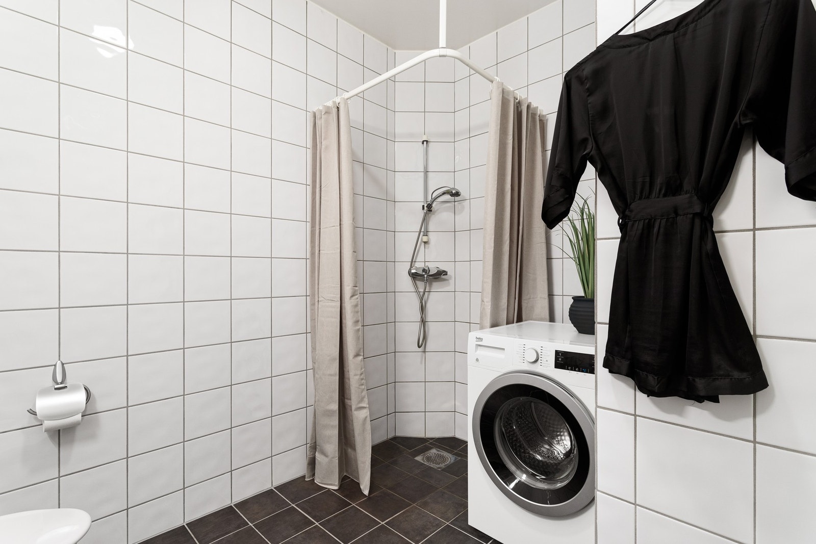 På badet er det god plass til en stor vaskemaskin. Den romslige utformingen gjør det enkelt å integrere vaskemaskinen uten at det går på bekostning av annen funksjonalitet. Galleribilde