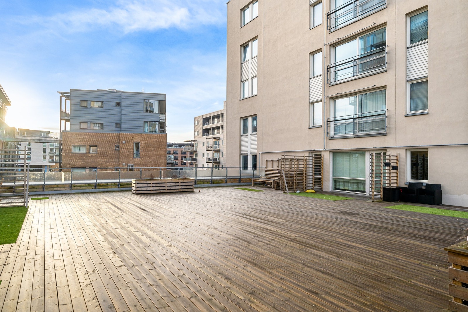 Felles takterrasse for beboerne i bygget. Her er det gode solforhold og man sitter godt skjermet over gateplan. Galleribilde