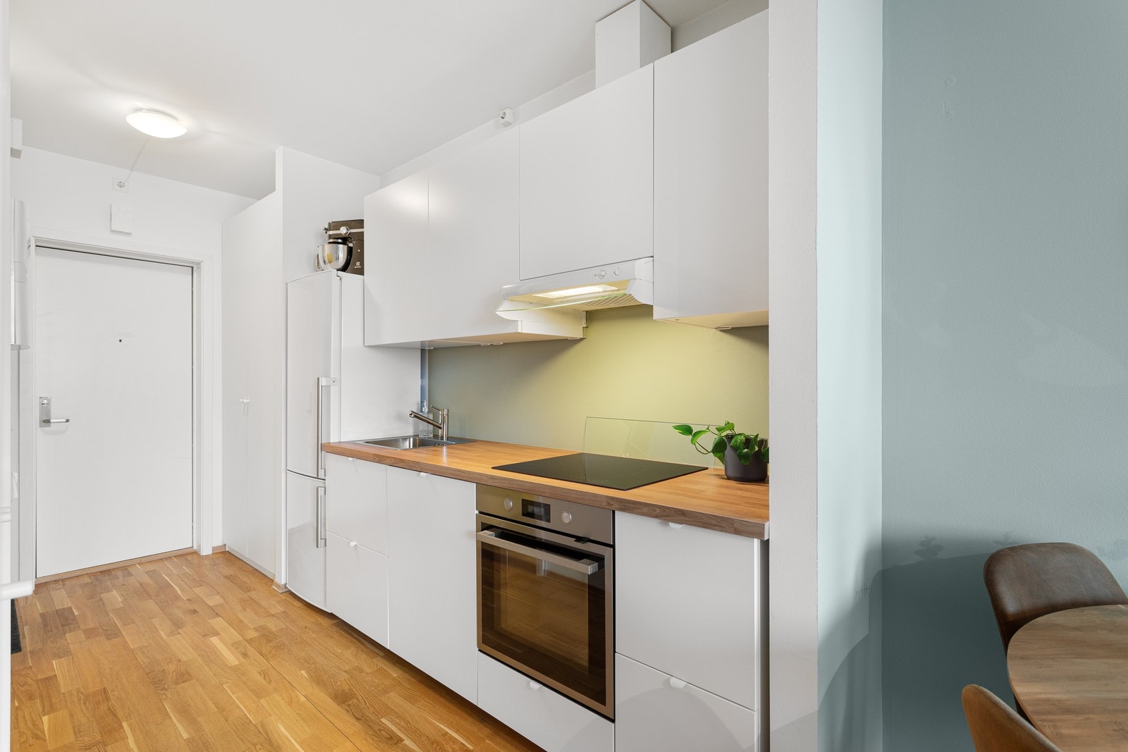 Rålekkert og moderne kjøkken fra 2020 som passer perfekt til leiligheten. Dette stilfulle kjøkkenet kombinerer funksjonalitet med estetikk, og byr på oppgraderte hvitevarer. Galleribilde