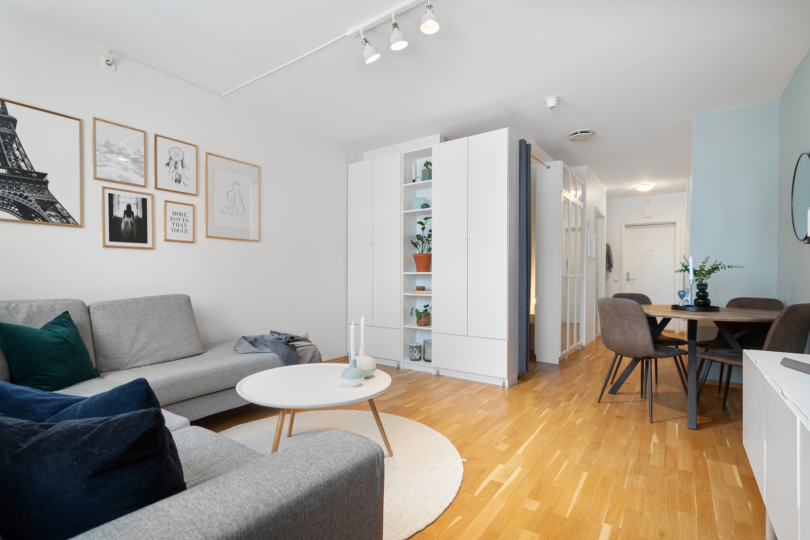 På stuen har man god plass til en romslig sofasone med tilhørende møblement. Den åpne og luftige utformingen gir god romfølelse. Galleribilde