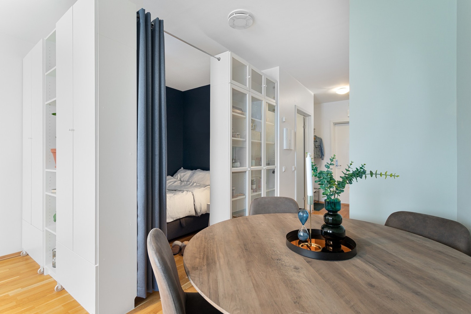 Den gode takhøyden bidrar også til bedre ventilasjon og komfort, noe som gjør leiligheten enda mer innbydende og behagelig å oppholde seg i. Galleribilde