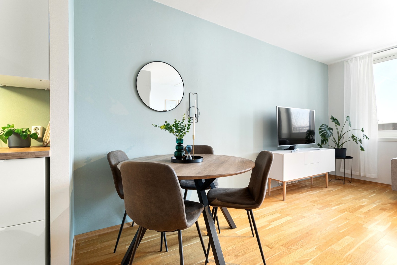 Legg merke til den gode takhøyden! Dette gjør det mulig å innrede med høye møbler og gir rom for kreative dekorasjoner som utnytter høyden på en god måte. Galleribilde