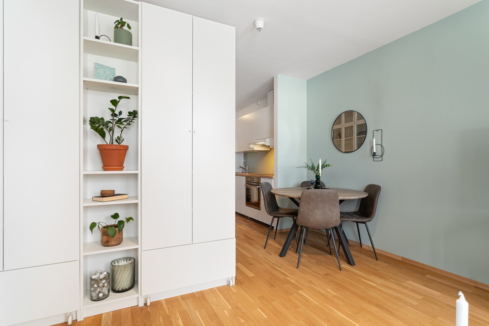 Mellom stuen og kjøkkenet er det en naturlig plassering av spisebord og tilhørende møblement. Denne plasseringen skaper en sømløs overgang mellom de to rommene. Galleribilde