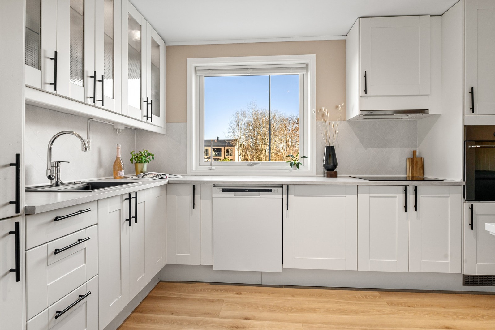 Leiligheten har nyere kjøkkeninnredning med integrerte hvitevarer. Galleribilde