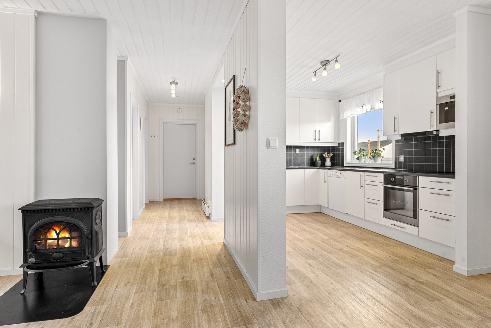 Åpen løsning mellom gang, kjøkken, stue og spisestue. Galleribilde