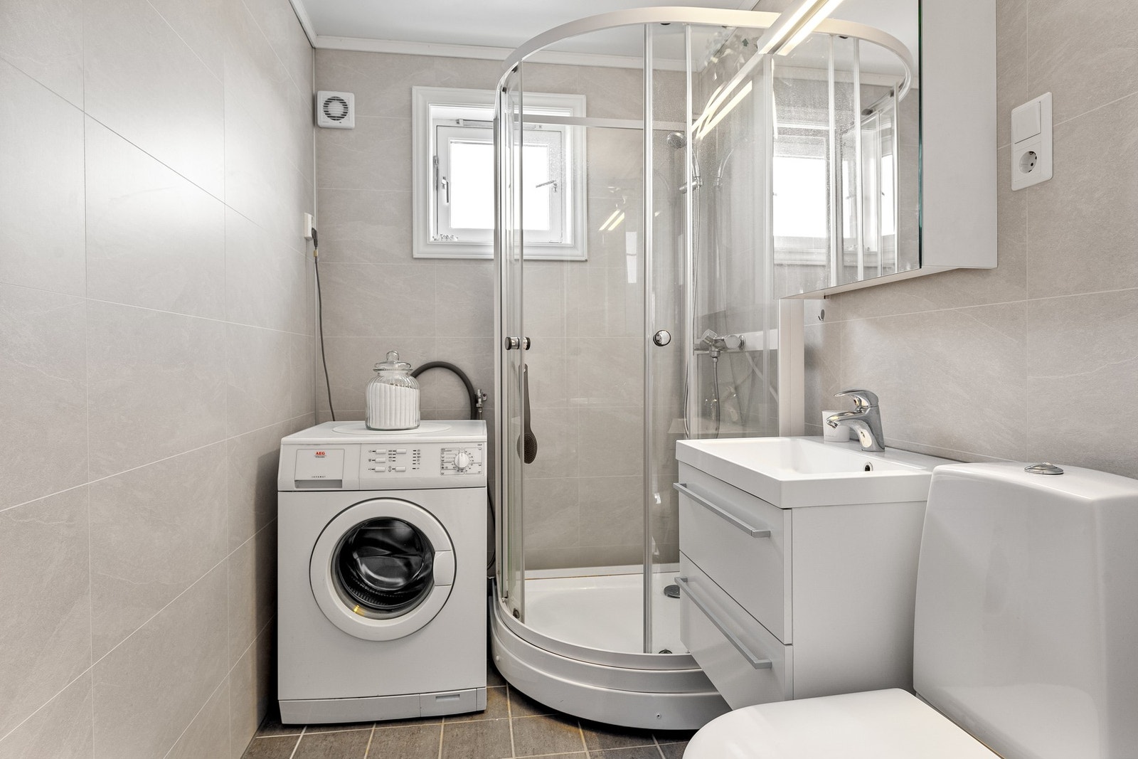 Flott, oppgradert bad i tidsriktige farger. Galleribilde