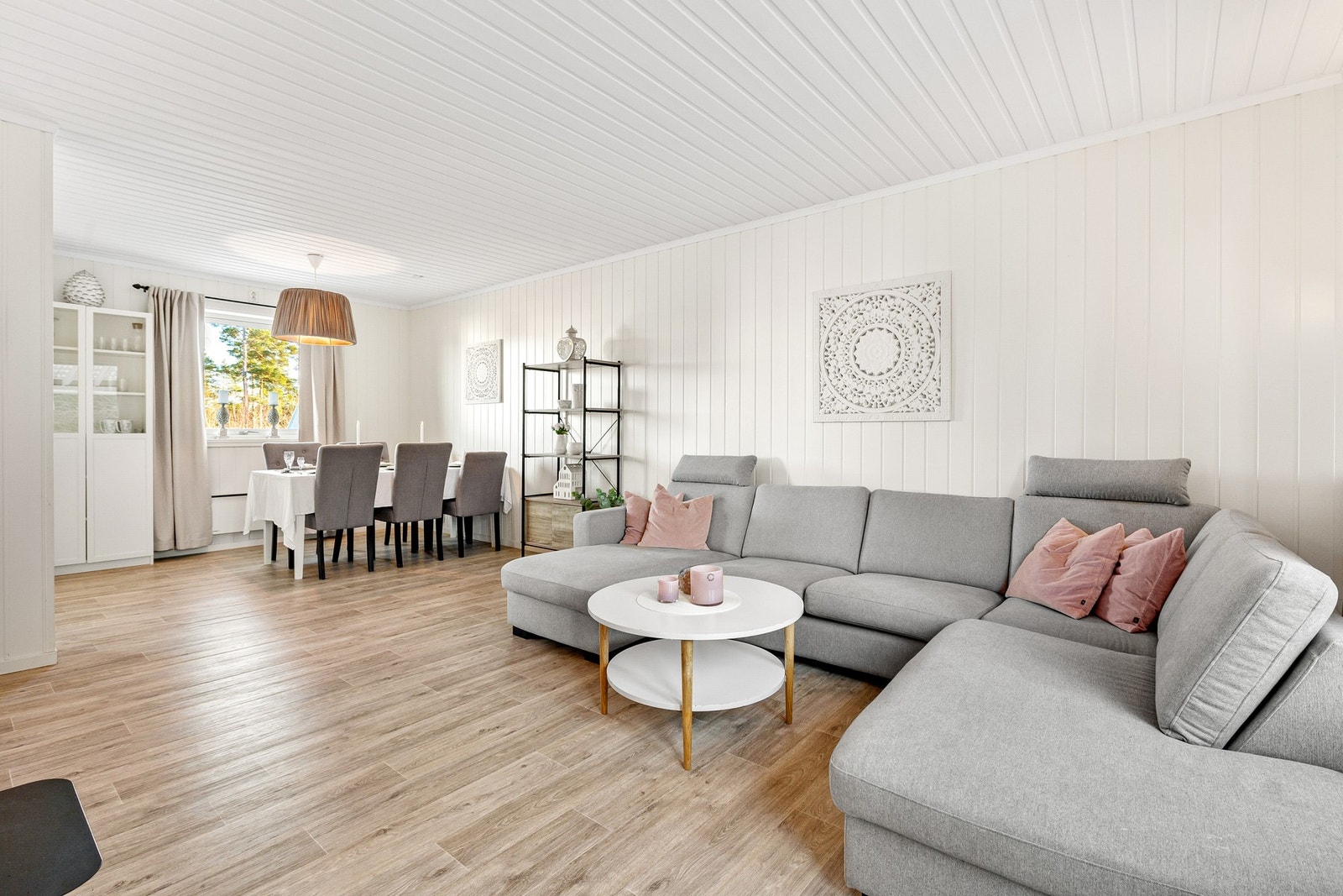 Stor og romslig stue. Galleribilde