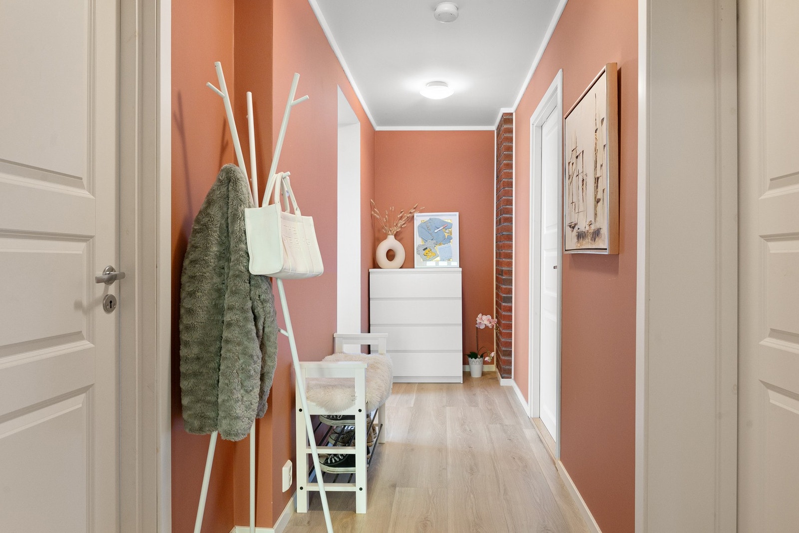 Gangen er malt i moderne farge. Galleribilde