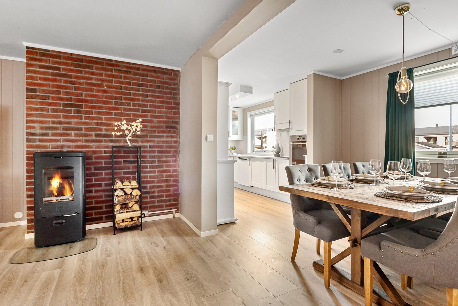 Åpen løsning mellom kjøkken, stue og spisestue. Galleribilde