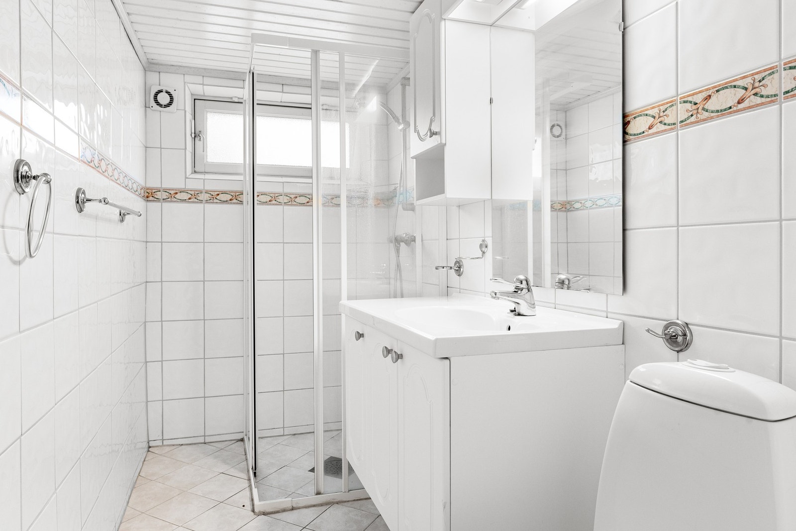 Boligen har et ekstra bad i kjeller som kan brukes ved behov! Galleribilde