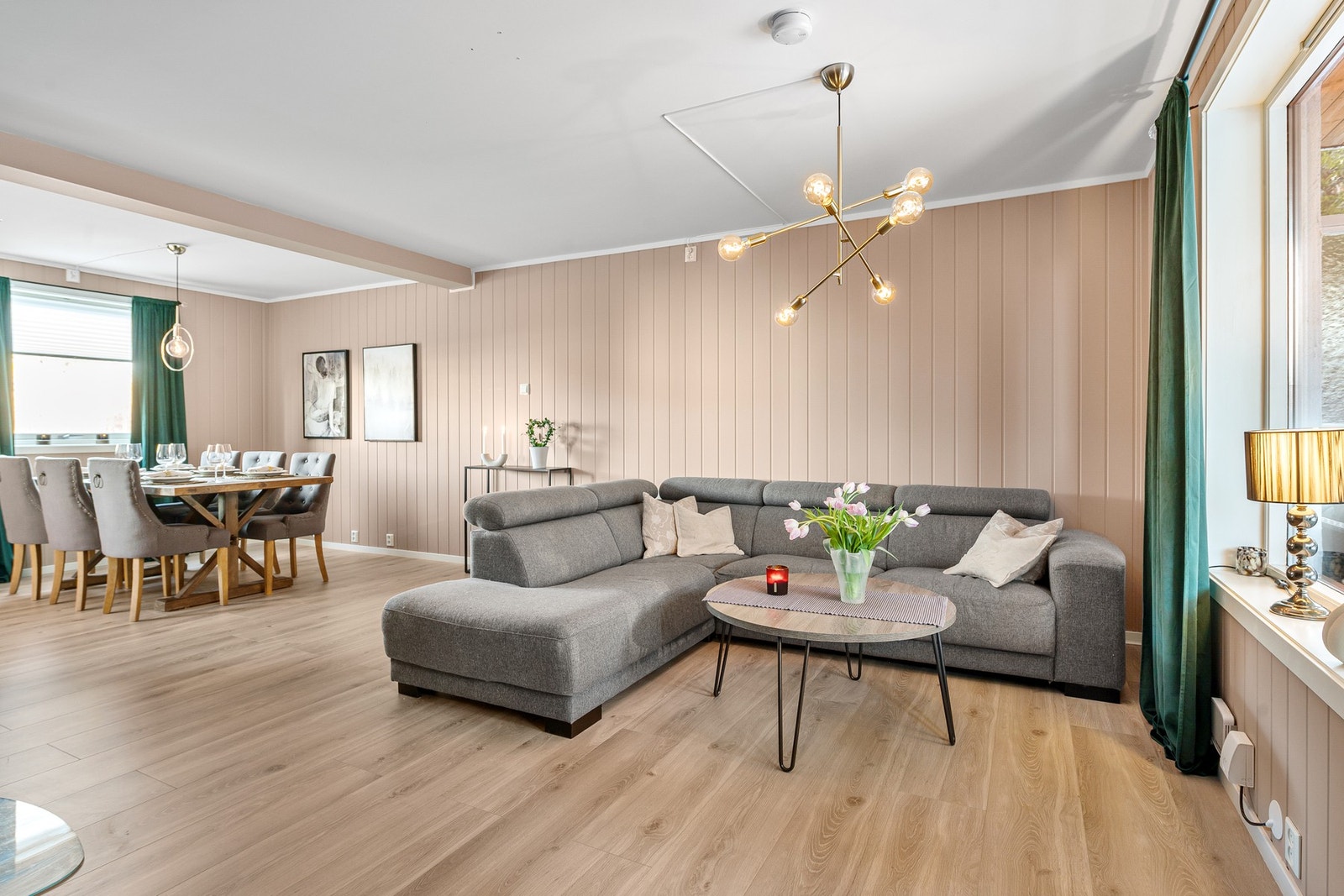 De store vinduene sikrer godt med gjennomlys. Galleribilde