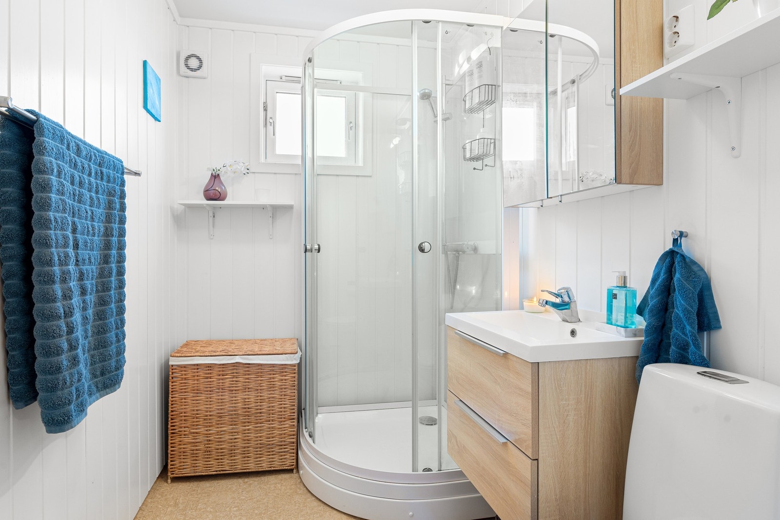 Badet har nyere innredning og dusjkabinett. Galleribilde