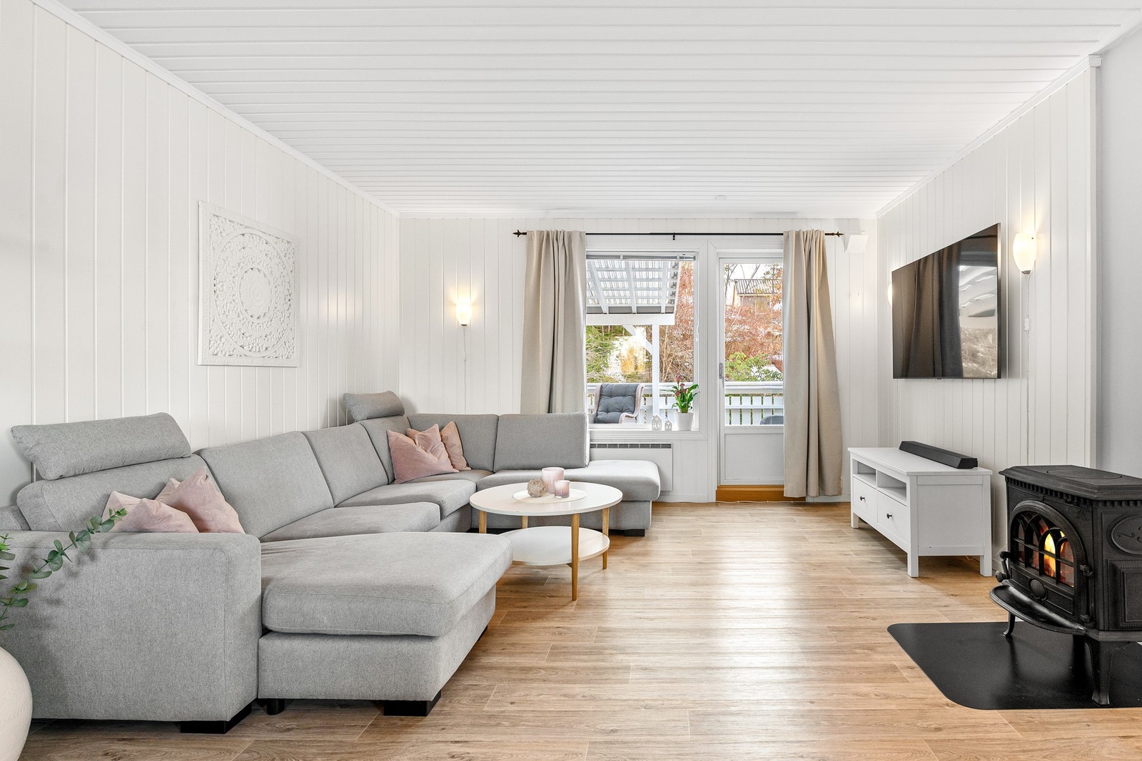 Legg merke til vedovnen. Det er vedfyring i begge etasjer. Galleribilde