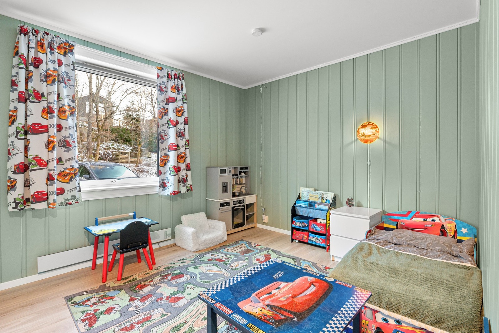 Leiligheten har 2 soverom hvorav dette er det største. Galleribilde