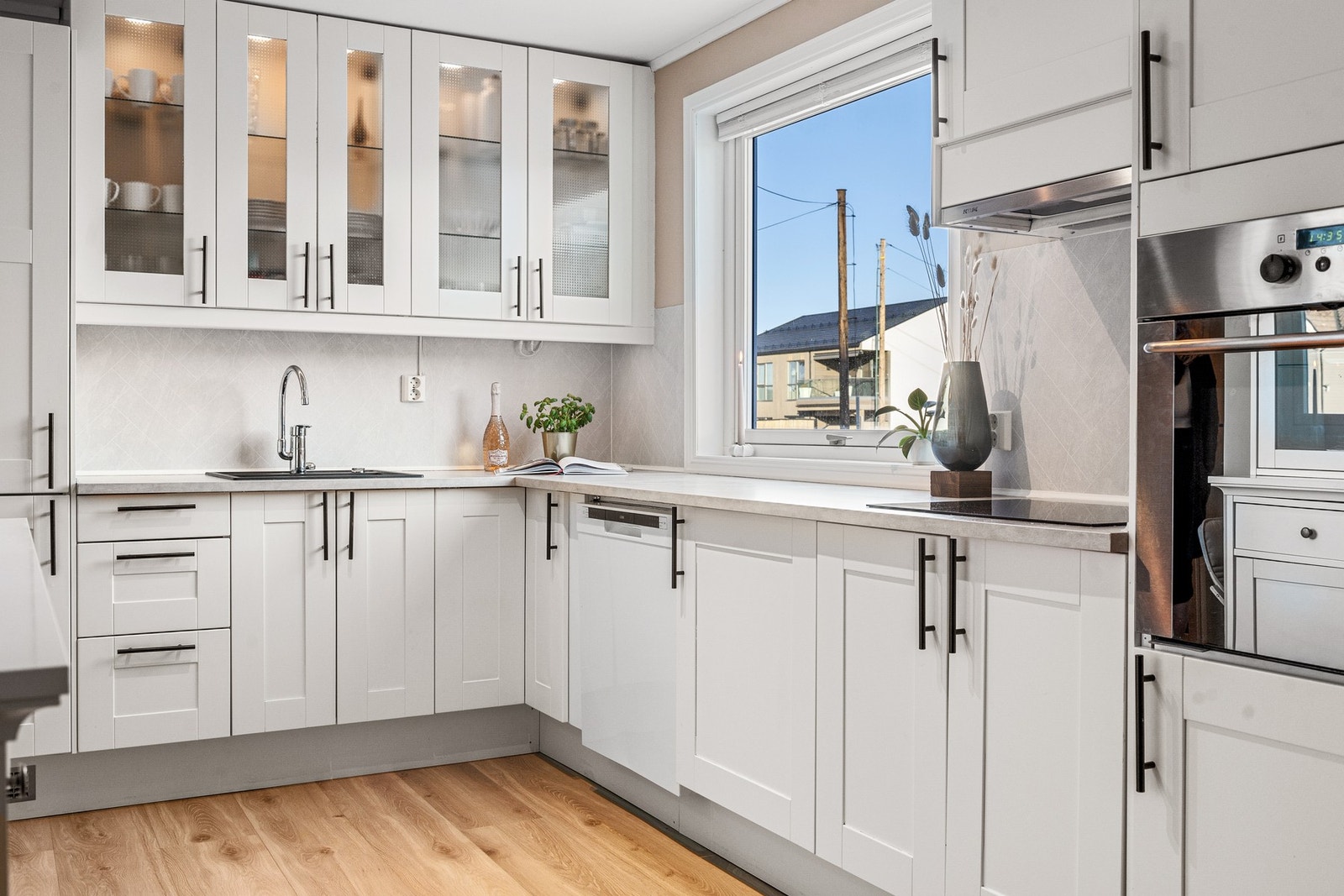 Det er godt med skap- og benkeplass som gjør matlagingen til en lek. Galleribilde