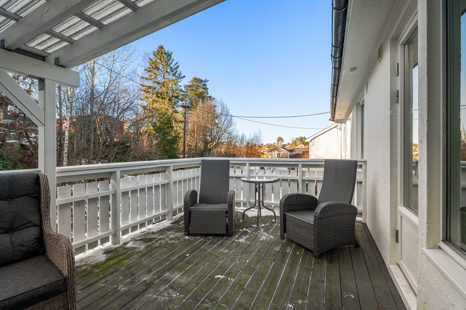 Her kan man sitte under tak eller nyte solen i den andre enden. Galleribilde