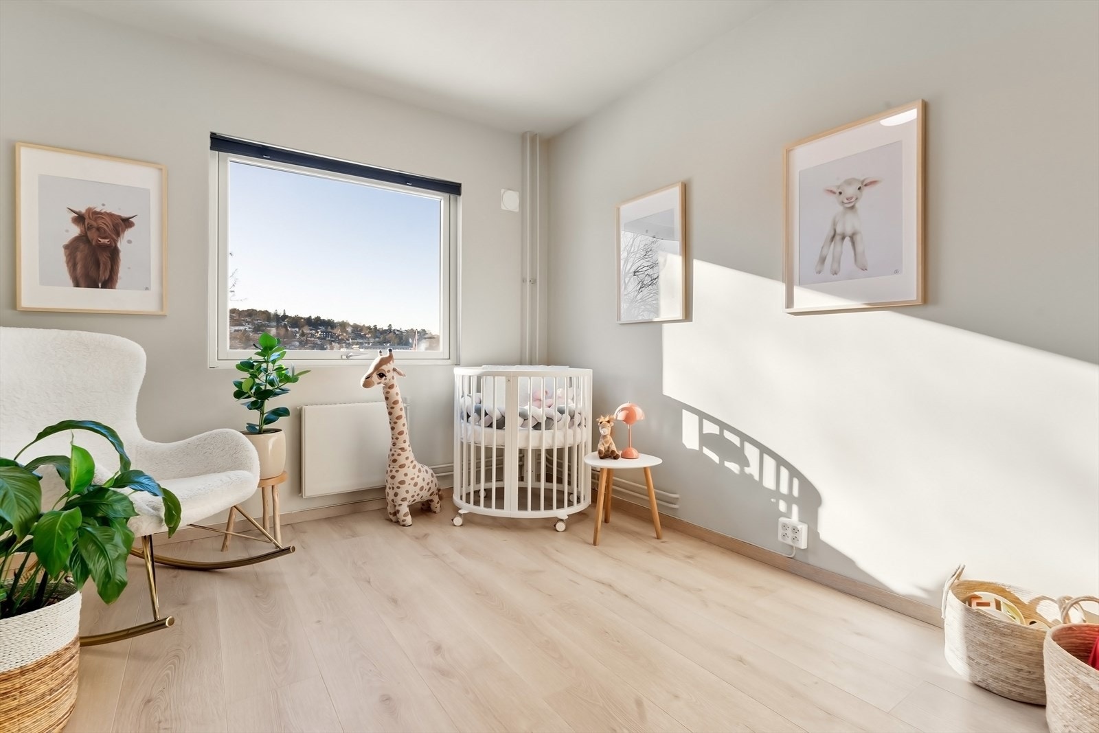 Soverom 2 med god plass til både seng og garderobe. Galleribilde