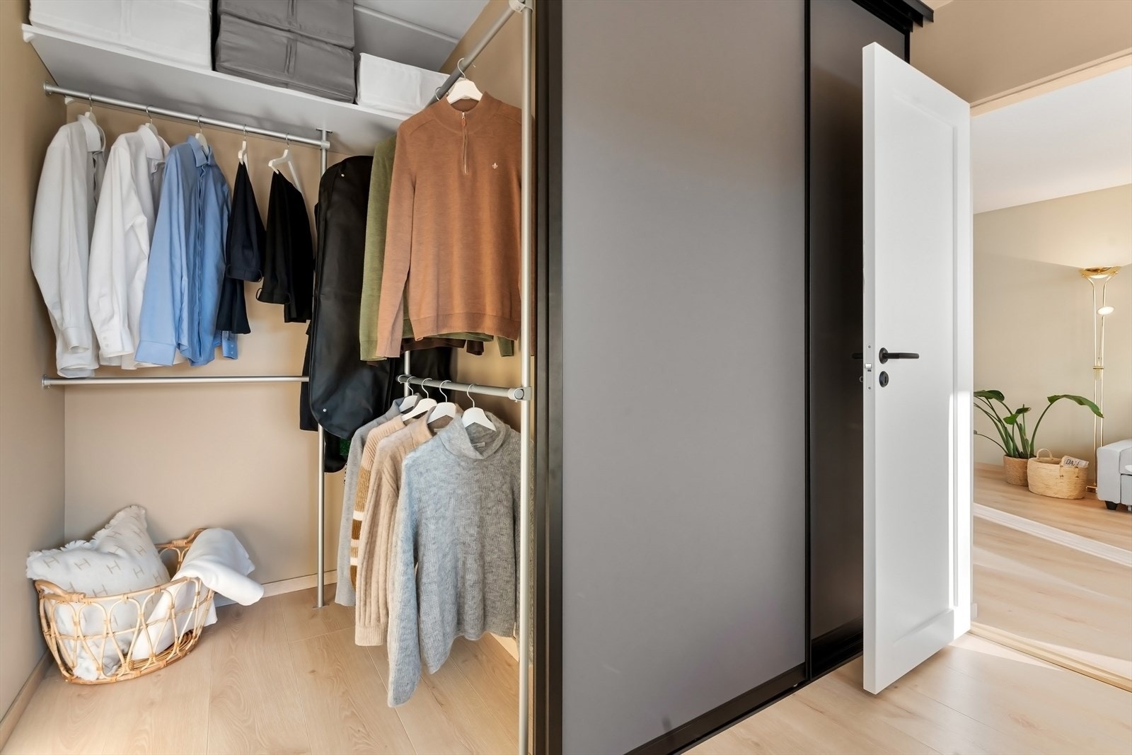 En del av garderobe en vanlig skap og den andre delen er walk-in. Galleribilde