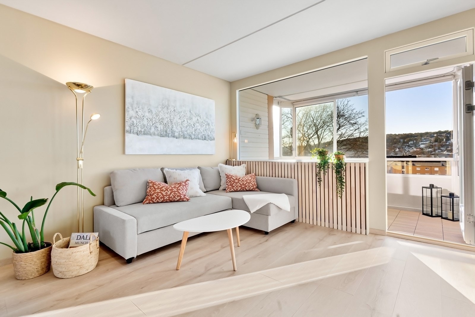 Hyggelig, lys stue med flott utsikt både innefra og fra balkong. Galleribilde