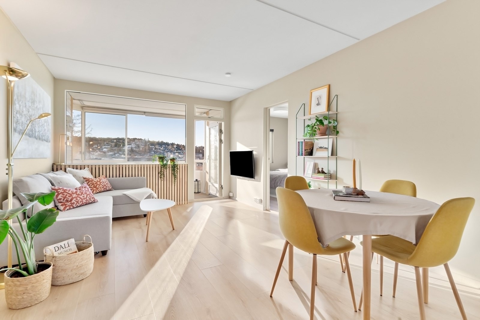 Meget lys og trivelig stue med god plass til både sofagruppe og spisebord. Galleribilde