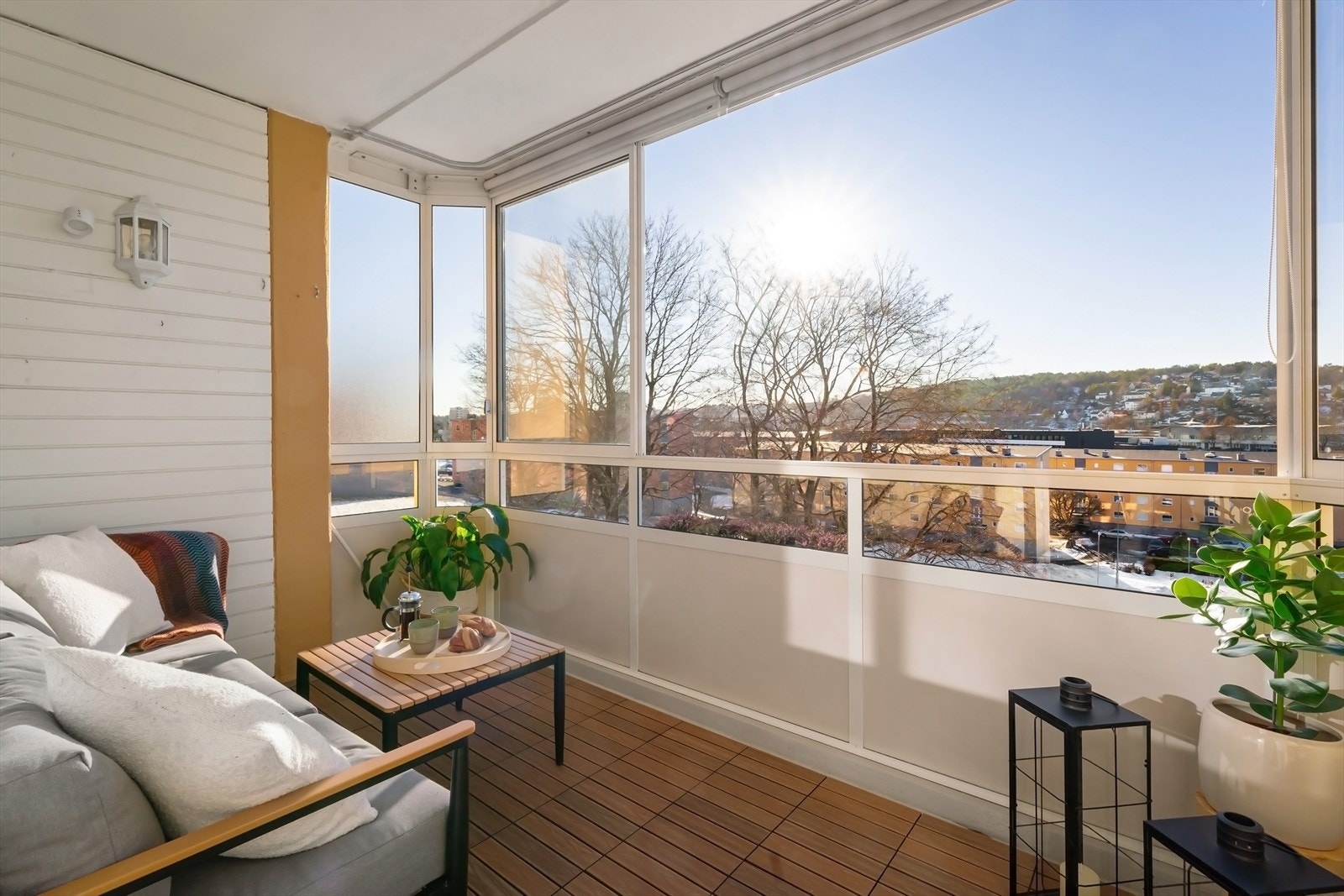 Stor, gjennomgående og meget tiltalende 3-roms med balkong og flott utsikt. Galleribilde