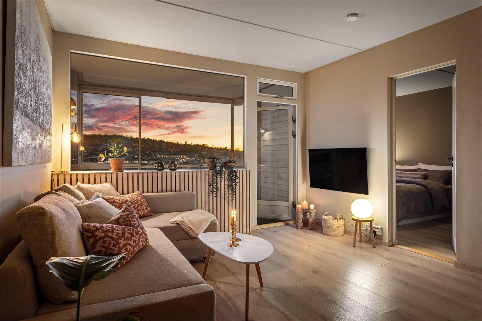 Nyt solnedgang/kveldshimmel fra stue og hovedsoverom. Galleribilde