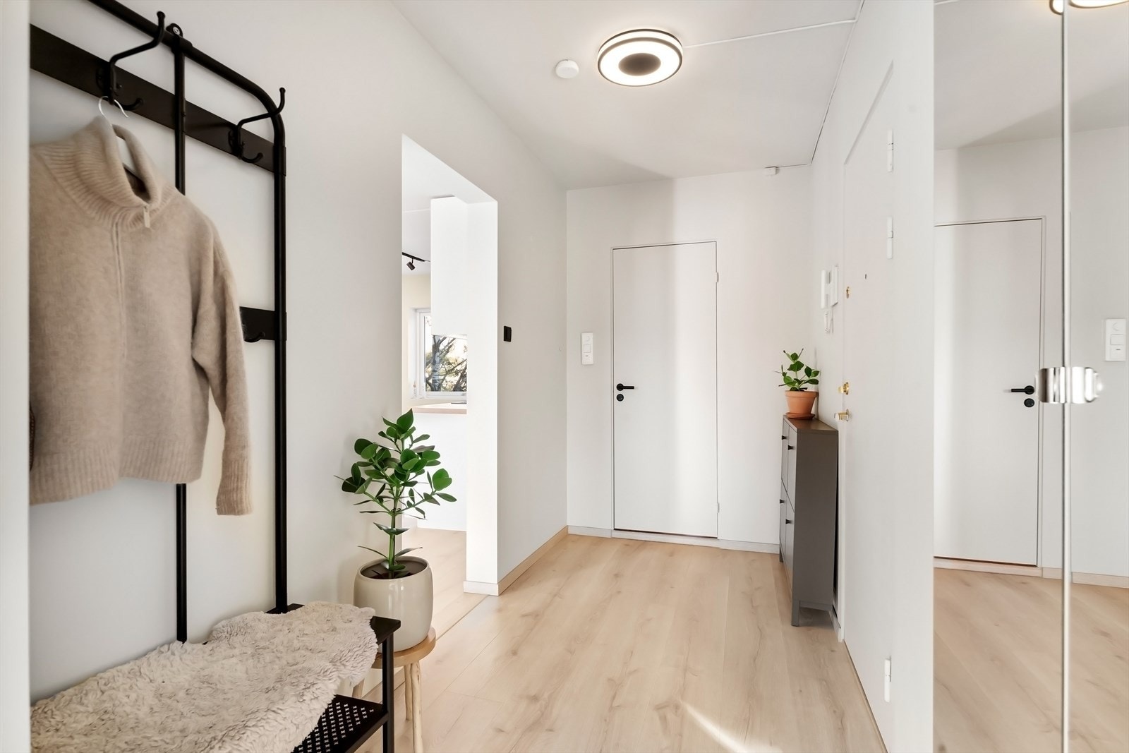 Inngang til soverom 2, stue/kjøkken og bad fra entré. Galleribilde