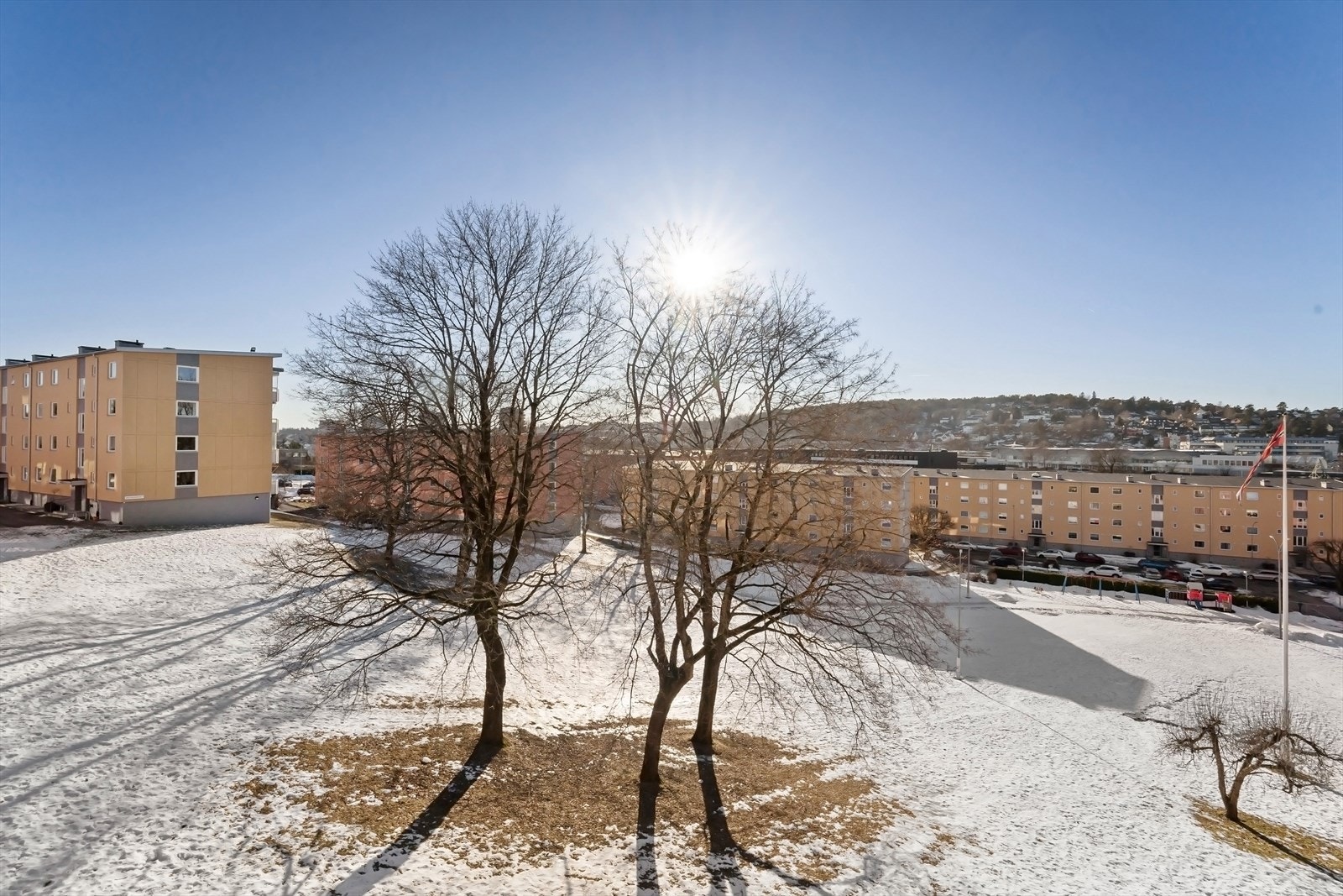 Utsikt fra balkong. Sol fra ca 12:30-22:30 om sommeren. Galleribilde